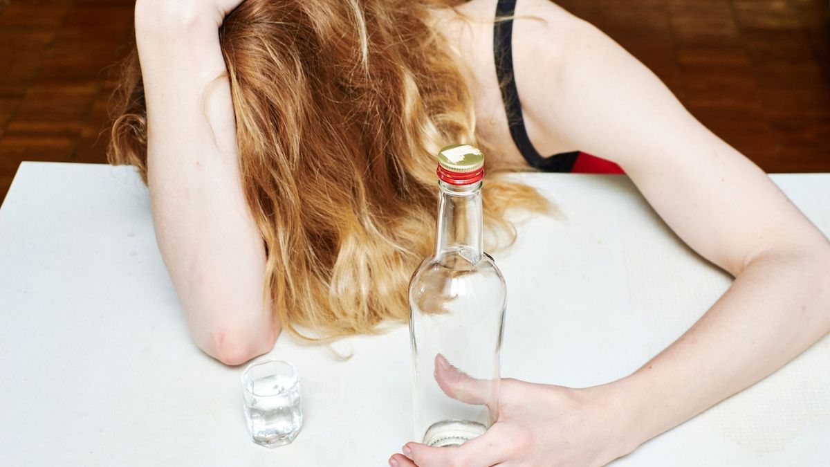 Žena do sebe obrátila dvě láhve vodky přímo v ostravském obchodě